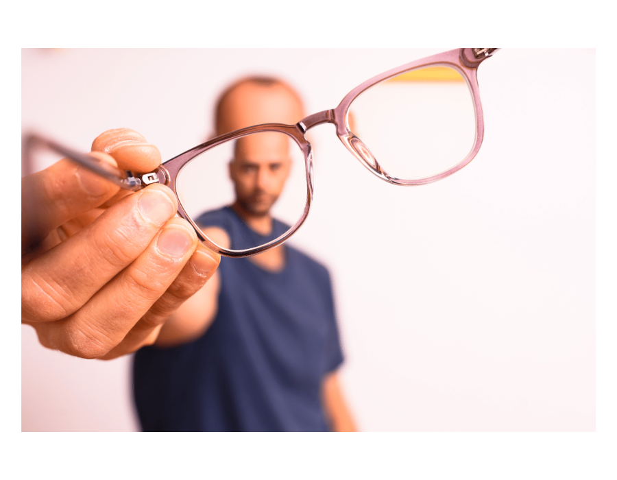 El astigmatismo es un trastorno en el que la córnea está curvada y las imágenes están desenfocadas, ya que no hay una luz pareja sobre la retina y el tejido sensible a la luz no se pone en la parte posterior del ojo, dificultando la visión de detalles ya sean de cerca o lejos.